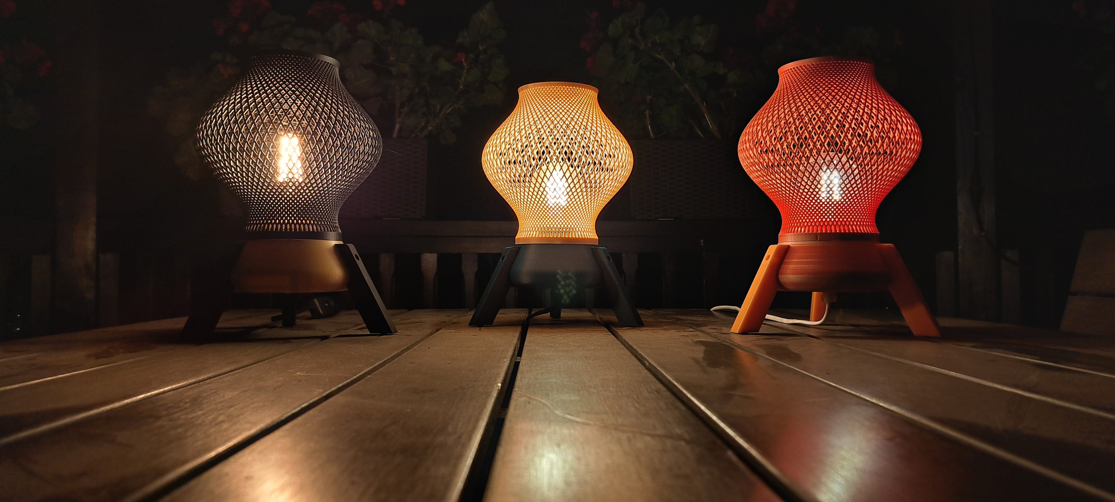Lămpi decorative Zermiel Aura aprinse într-o compoziție nocturnă